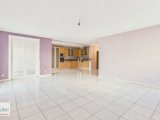 offener Wohn-/Essbereich mit Küche und Zugang zum Balkon
