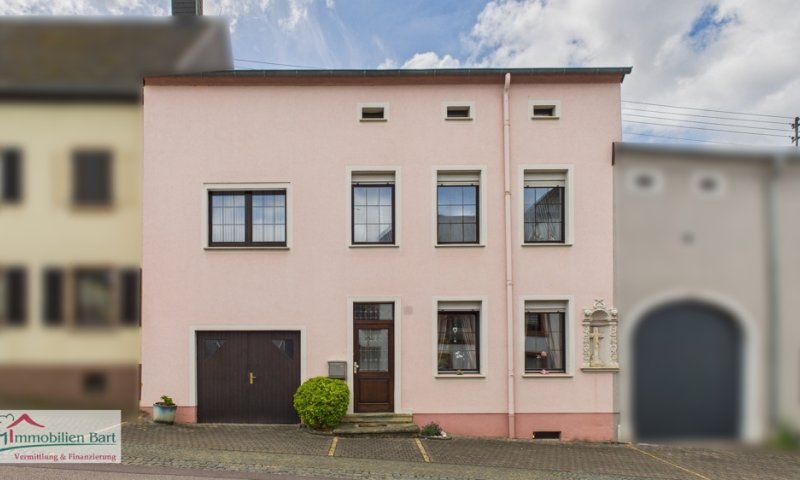 GEPFLEGTES WOHNHAUS MIT 4 SZ, 2 BÄDERN, GARTEN U. GARAGE IN TOP LAGE!