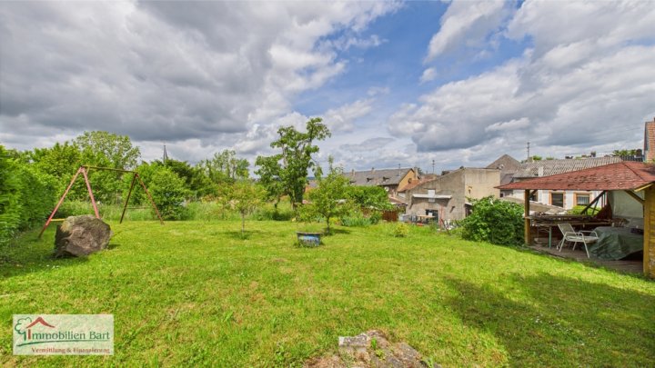 GEPFLEGTES WOHNHAUS MIT 4 SZ, 2 BÄDERN, GARTEN U. GARAGE IN TOP LAGE!