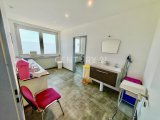 1. lichtdurchflutetes Behandlungszimmer