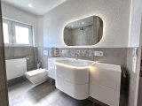 Top Modernes neues Badezimmer mit attraktivem Waschtisch