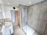 Große bodenebene Dusche mit Glasschiebe Element