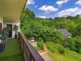 Balkon mit Blick zur Terrasse der Wohnung