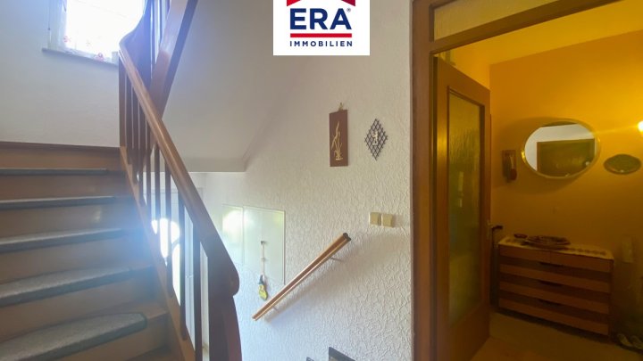 EIN,- BIS ZWEIFAMILIENHAUS, MEHRGENERATIONENHAUS, RUHIGE NEBENSTRASSE, IN RIEGELSBERG