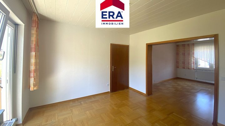 EIN,- BIS ZWEIFAMILIENHAUS, MEHRGENERATIONENHAUS, RUHIGE NEBENSTRASSE, IN RIEGELSBERG