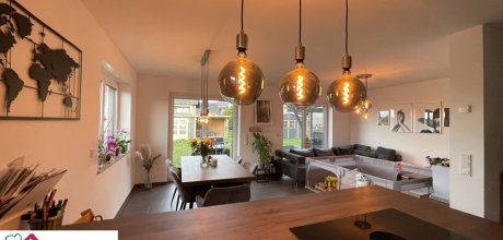 offener Wohn-/Essbereich mit Küche und Zugang zur Terrasse und zum Garten EG