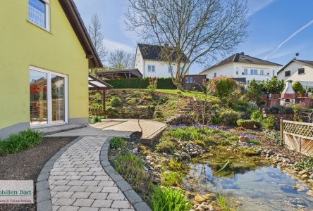 Terrasse mit Gartenteich