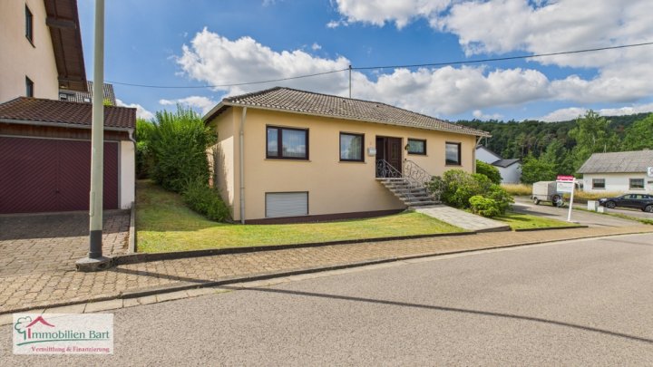 RUHE UND RAUM IN METTLACH - BARRIEREFREIER BUNGALOW MIT SOLARANLAGE IN TOLLER LAGE