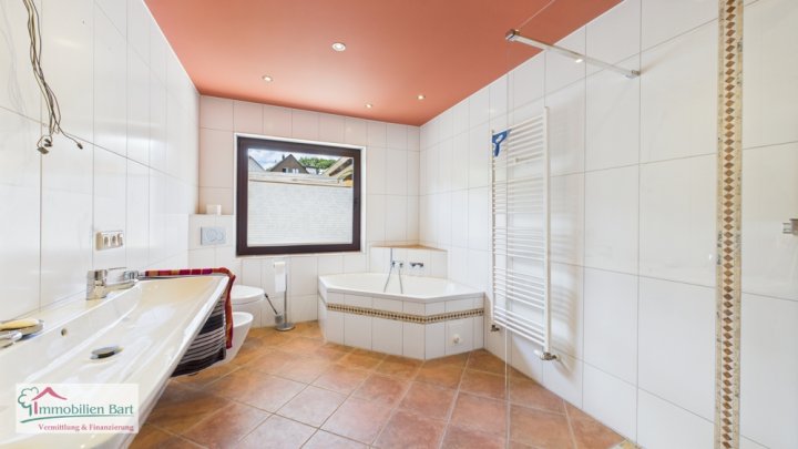 RUHE UND RAUM IN METTLACH - BARRIEREFREIER BUNGALOW MIT SOLARANLAGE IN TOLLER LAGE