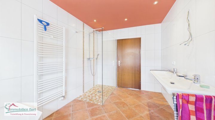 RUHE UND RAUM IN METTLACH - BARRIEREFREIER BUNGALOW MIT SOLARANLAGE IN TOLLER LAGE