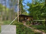 Unverbindliche, KI-gestützte Visualisierung einer möglichen eingeschossigen Bebauung mit einem Wochenendhaus bis maximal 60 m²