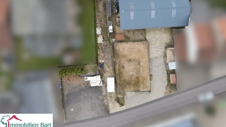VIELSEITIGE MÖGLICHKEITEN! ZWEI BAUGRUNDSTÜCKE MIT GR. NEUWERTIGER HALLE!