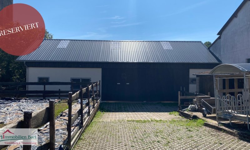 VIELSEITIGE MÖGLICHKEITEN! ZWEI BAUGRUNDSTÜCKE MIT GR. NEUWERTIGER HALLE!