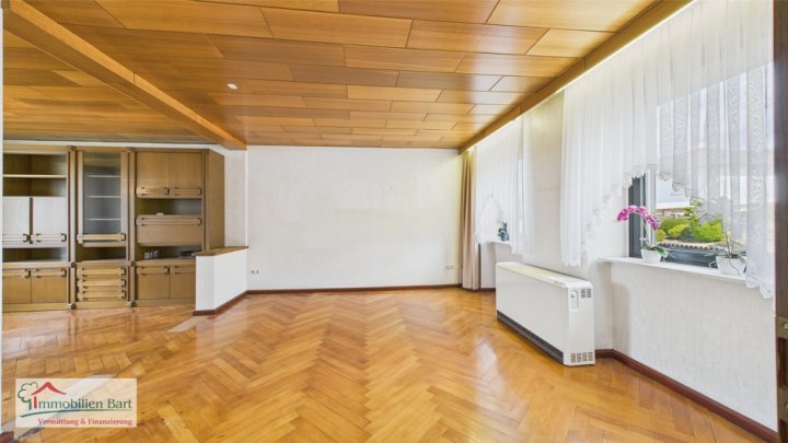 FREUDENBURG: WOHNHAUS MIT ELW UND GROßER GARAGE