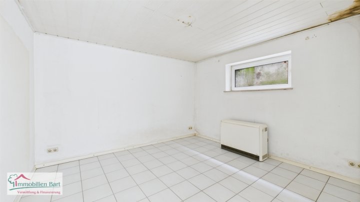 FREUDENBURG: WOHNHAUS MIT ELW UND GROßER GARAGE