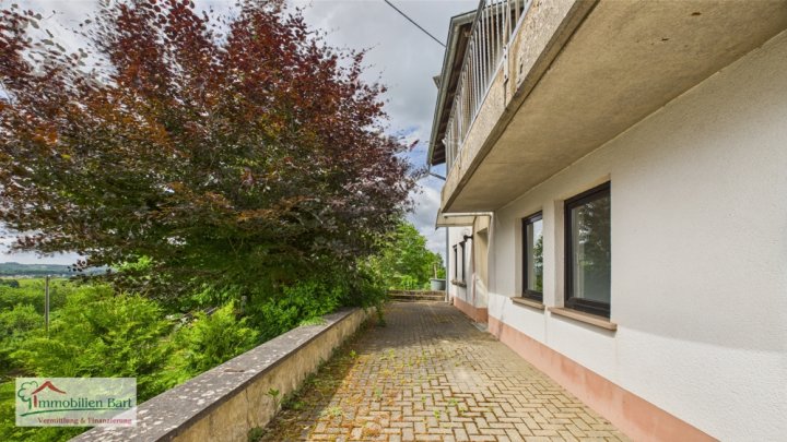 FREUDENBURG: WOHNHAUS MIT ELW UND GROßER GARAGE