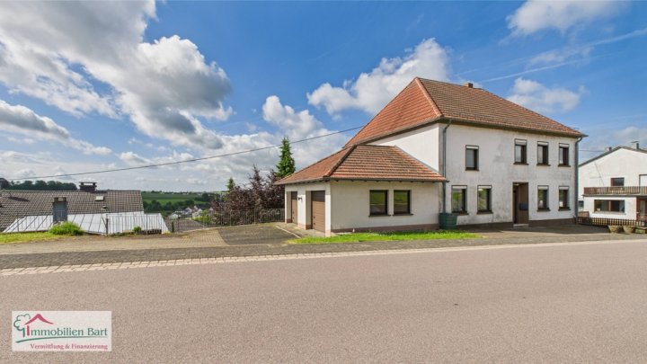 FREUDENBURG: WOHNHAUS MIT ELW UND GROßER GARAGE