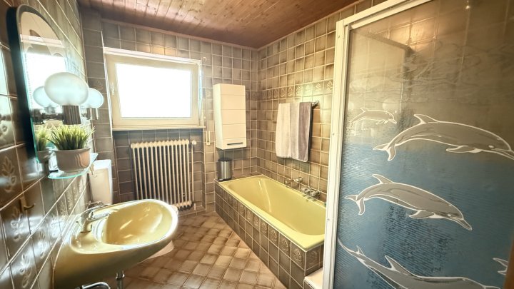 Freistehendes Zweifamilienhaus mit Terrasse, Loggien, zwei Garagen und guter Verkehrsanbindung