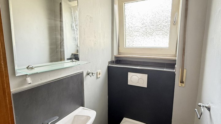 Freistehendes Zweifamilienhaus mit Terrasse, Loggien, zwei Garagen und guter Verkehrsanbindung