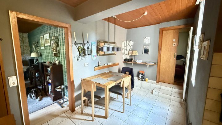 Freistehendes Zweifamilienhaus mit Terrasse, Loggien, zwei Garagen und guter Verkehrsanbindung