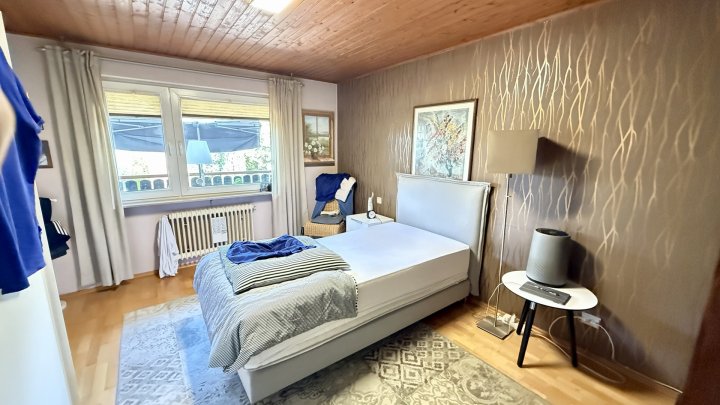 Freistehendes Zweifamilienhaus mit Terrasse, Loggien, zwei Garagen und guter Verkehrsanbindung