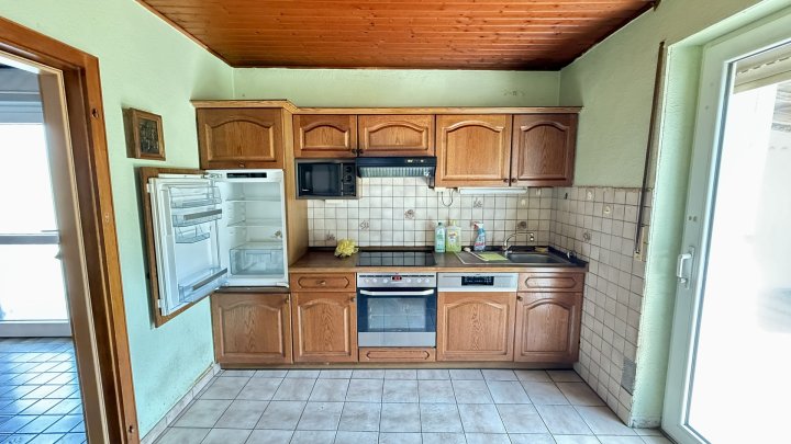 Freistehendes Zweifamilienhaus mit Terrasse, Loggien, zwei Garagen und guter Verkehrsanbindung