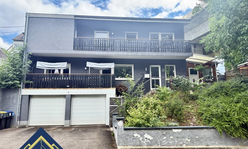 Freistehendes Zweifamilienhaus mit Terrasse, Loggien, zwei Garagen und guter Verkehrsanbindung