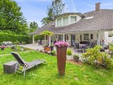 Entspannte Rückansicht mit Gartenlounge