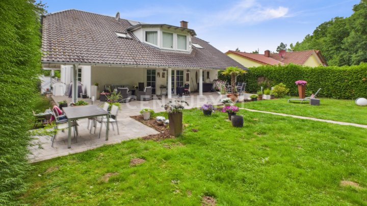 Stilvolle Villa mit Galerie in Schiffweiler – Wohnen auf höchstem Niveau