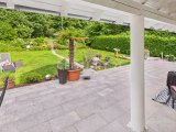 Große überdachte Terrasse mit Weitblick