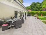Stilvolle Sitzecke auf Granit-Terrasse