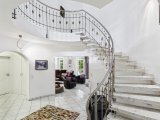 Repräsentativer Eingangsbereich mit Galerie - Treppe