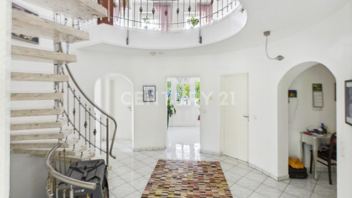 Stilvolle Villa mit Galerie in Schiffweiler – Wohnen auf höchstem Niveau