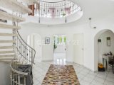 Architektonisches Highlight: Rundtreppe im offenen Foyer