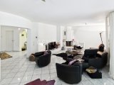 Wohnbereich mit Blick ins großzügige Foyer und Kamin
