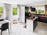 Exklusive Designküche mit Kochinsel und Terrassenzugang