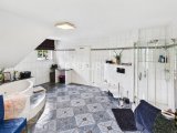 Luxuriöses Bad mit Runddusche, Wanne und Blick zum Eingang