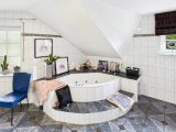 Exklusive Wannenlandschaft mit Tageslicht und edlen Details