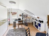 Modernes Homeoffice mit Bücherwand und Ausblick ins Grüne