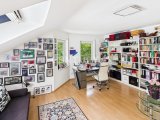 Helles Arbeitszimmer mit Bibliothek und Gartenblick