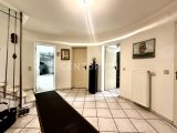 Großzügiges Foyer im Untergeschoss