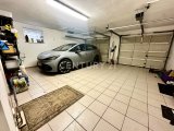 Große Garage mit direktem Hauszugang