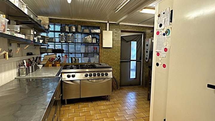 Wohn- und Geschäftshaus plus Nebengebäude und Grundstück