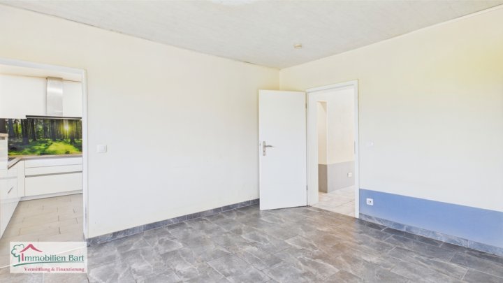 FREISTEHENDES WOHNHAUS MIT ÜBERDACHTEM BALKON UND SICHT INS GRÜNE IN FREUDENBURG!