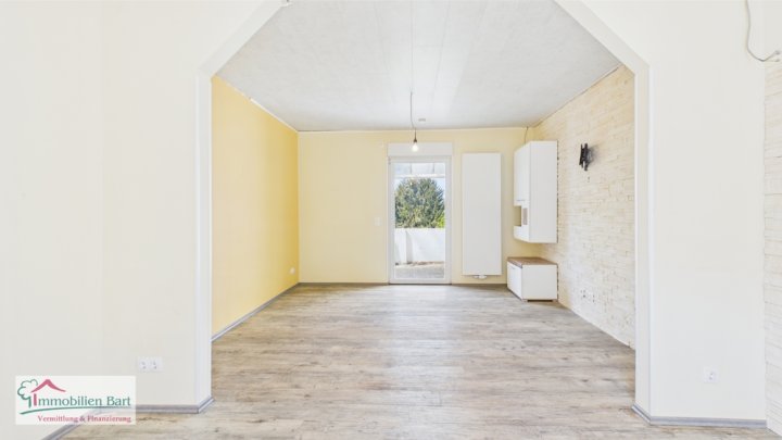 FREISTEHENDES WOHNHAUS MIT ÜBERDACHTEM BALKON UND SICHT INS GRÜNE IN FREUDENBURG!