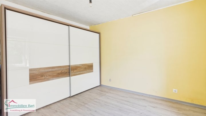 FREISTEHENDES WOHNHAUS MIT ÜBERDACHTEM BALKON UND SICHT INS GRÜNE IN FREUDENBURG!