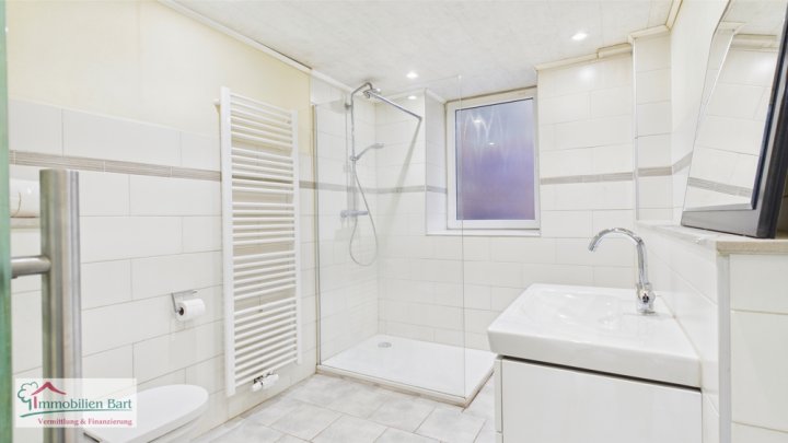 FREISTEHENDES WOHNHAUS MIT ÜBERDACHTEM BALKON UND SICHT INS GRÜNE IN FREUDENBURG!