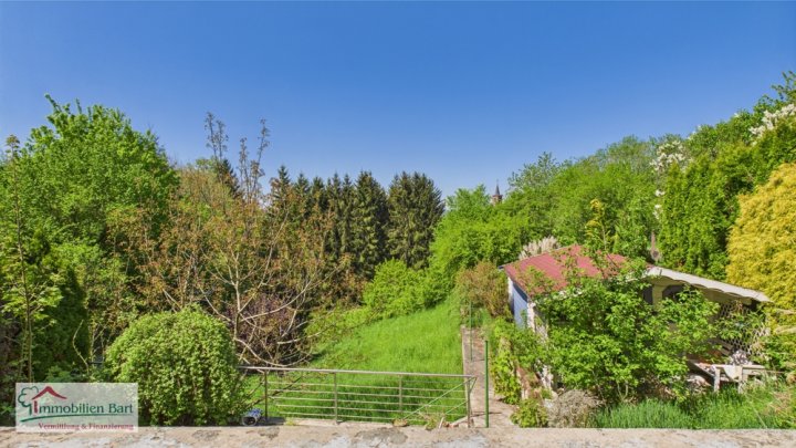 FREISTEHENDES WOHNHAUS MIT ÜBERDACHTEM BALKON UND SICHT INS GRÜNE IN FREUDENBURG!