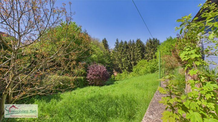 FREISTEHENDES WOHNHAUS MIT ÜBERDACHTEM BALKON UND SICHT INS GRÜNE IN FREUDENBURG!