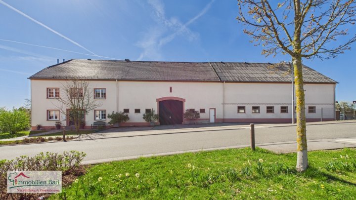 RENOVIERTES BAUERNHAUS MIT GROSSEN STALLUNGEN UND GARAGEN